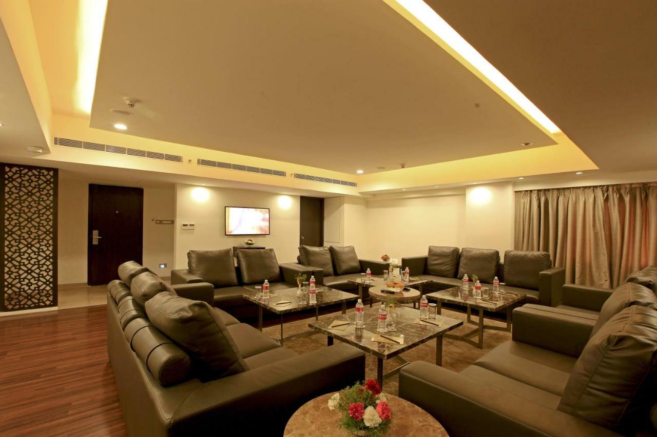 Goutham Grand Hotel Tenāli Екстериор снимка